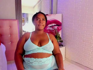 stephanie-wheeler spanish cam girl rubs her shaved pussy nice on camera