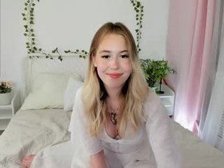 lanaroselle naked cam girl wants fucks herself with sex toy in adult chatroom