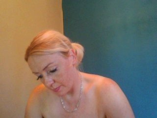 nadinnne european cam babe offers her shaved pussy for live sex experiments online