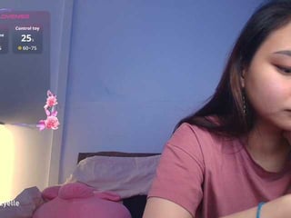 rozyblack brunette cam girl with shaved pussy doesn't spare her booty