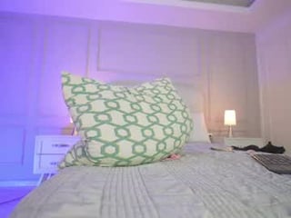 luna__w latina teen cam babe plays with her soaked hole online