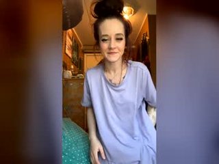 piecesxx cam babe sprays her pussy making it nice and wet after fucking online