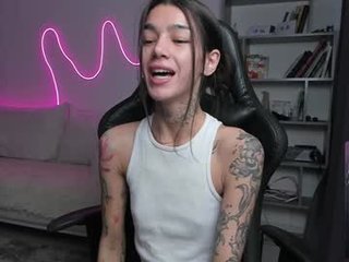 vinkitinkii cam girl showing her tattooed body online