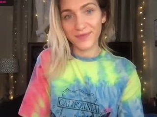 daddysbabybird cam girl plays with dildo and toys alternately