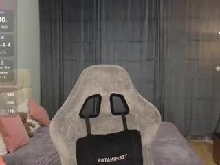 kristybell cam babe masturbates by a dick her face online