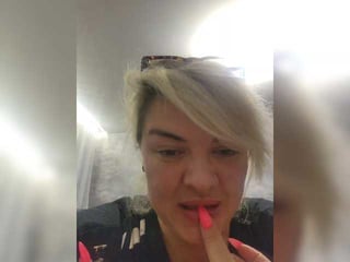 jessicawow european cam babe offers her shaved pussy for live sex experiments online
