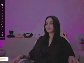 lost888a european cam babe offers her shaved pussy for live sex experiments online